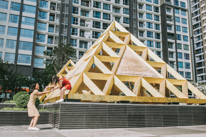 妇女在三角形结构上玩|三角形,乐趣,住宅,体系结构,公寓,夏时制,外墙,妇女,家庭,属性,市中心,建筑,建筑设计,快乐,户外,房屋,摩天大楼,播放,现代,现代建筑,结构,观点,设计,门面-海量高质量免版权图片素材-设计师素材-摄影图片-mitapix-美塔图像