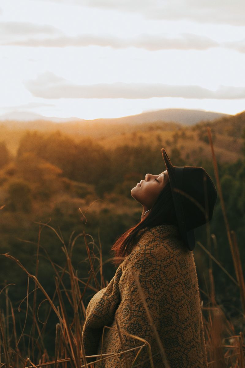 穿布朗羊毛衫和黑帽会议的妇女-妇女,旅行,日出,日落,查寻,美好的日落,黎明-海量高质量免版权图片素材-设计师素材-摄影图片-mitapix-美塔图像