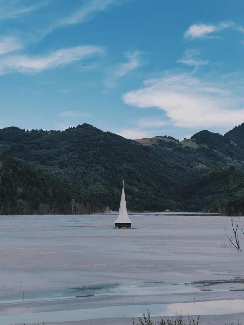 白色和黑色的船|云,天空,娱乐,山,性质,户外,景区,景观,树木,森林,水,水体,湖,湖畔,环境,白天,纪念碑,自然摄影,自然风光壁纸,视线,风光,高山湖泊-海量高质量免版权图片素材-设计师素材-摄影图片-mitapix-美塔图像