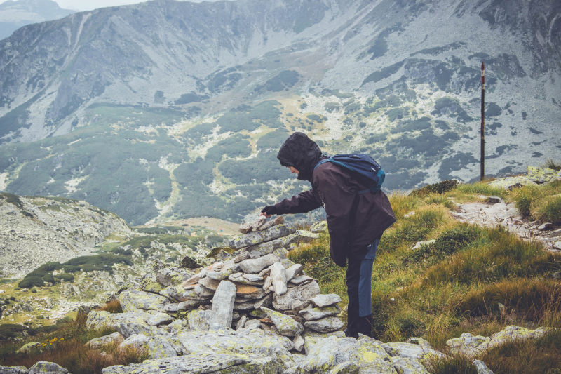 站在山上的人|之一,人,休闲,冒险,冷,夏时制,娱乐,山,山峰,岩,岩平衡,徒步旅行,性质,户外,探索,旅游,景观,步道,爬上,环境,登山,背包,背包客,草,谷,长途跋涉,风景,高-海量高质量免版权图片素材-设计师素材-摄影图片-mitapix-美塔图像