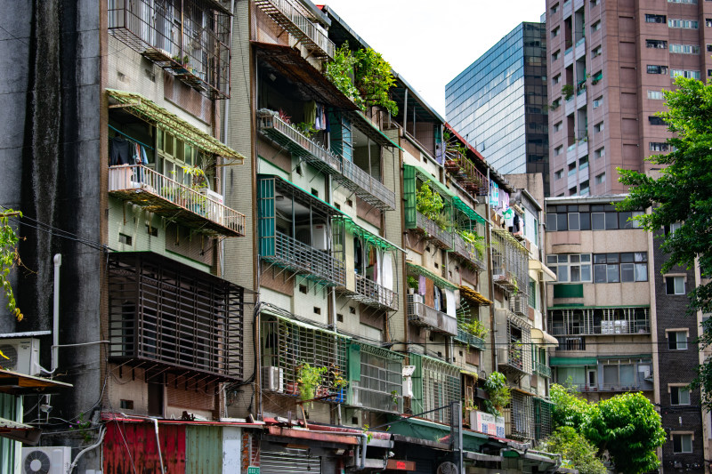 白色和绿色建筑|住宅,体系结构,公寓,公寓楼,共管公寓,前面,城市,墙壁,夏时制,外墙,建筑外墙,建筑物,建筑设计,户外,房地产,景区,景观,混凝土,现代,现代建筑,玻璃,玻璃窗口,玻璃项目,白天,窗户,结构,设计,财产,钢铁,门面,阳台,颜色,高,高大-海量高质量免版权图片素材-设计师素材-摄影图片-mitapix-美塔图像