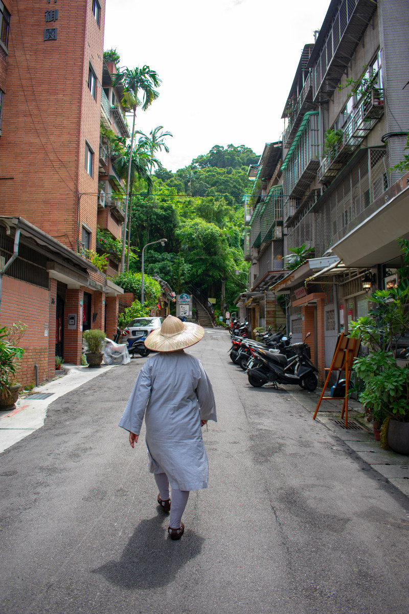 走在路中间的人|人,体系结构,城市,墙壁,夏时制,外墙,女人,已,建筑外墙,建筑物,建筑设计,户外,摩托车,景观,沥青,白天,磨损,窗口,行走,街道,视线,路,路面,车辆,运输系统,门面,颜色-海量高质量免版权图片素材-设计师素材-摄影图片-mitapix-美塔图像