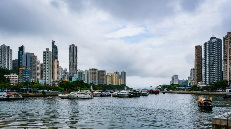 白色和多彩多姿的混凝土高层建筑-体系结构,商务,城市,城市景观,城市生活,塔,外,外墙,天空,市中心,建筑,建筑外墙,建筑物,建筑设计,户外,摩天大楼,水,河,海滨,涟漪,渡轮,港口,独木舟,白天,结构,船,船舶,观点,高,高层-海量高质量免版权图片素材-设计师素材-摄影图片-mitapix-美塔图像