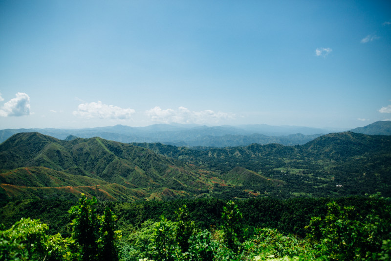 小山和树顶视图在蓝天下|丘陵,景区,景观,树木,环境,美丽,自然,自然摄影,风景摄影-海量高质量免版权图片素材-设计师素材-摄影图片-mitapix-美塔图像