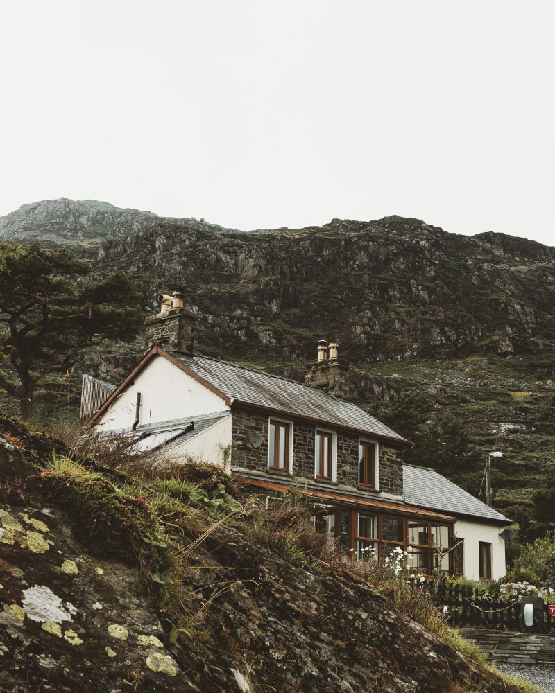 布朗和白宫建在山脚下|体系结构,家庭,小屋,屋顶,山,建筑,建筑设计,户外,房子,旅行,日光,景观,木,树,树木,风景,首页-海量高质量免版权图片素材-设计师素材-摄影图片-mitapix-美塔图像