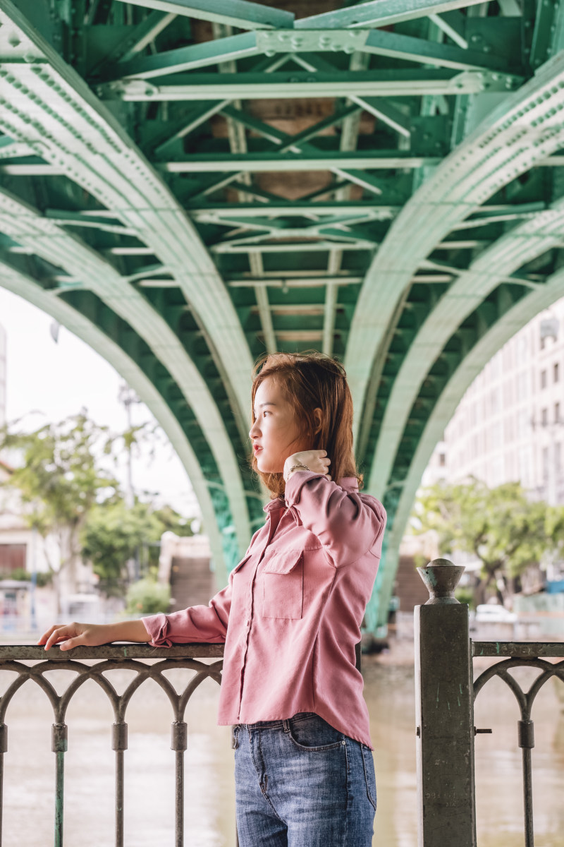 站在扶手旁边的女人的照片|人,休闲,外,女人,女性,姿势,成人,户外,扶手,拍摄,时尚,景深,有吸引力,构成姿势,样式,模型,模糊,漂亮,焦点,白天,穿,美丽,美容,衣服,诱人,那位女士,魅力-海量高质量免版权图片素材-设计师素材-摄影图片-mitapix-美塔图像