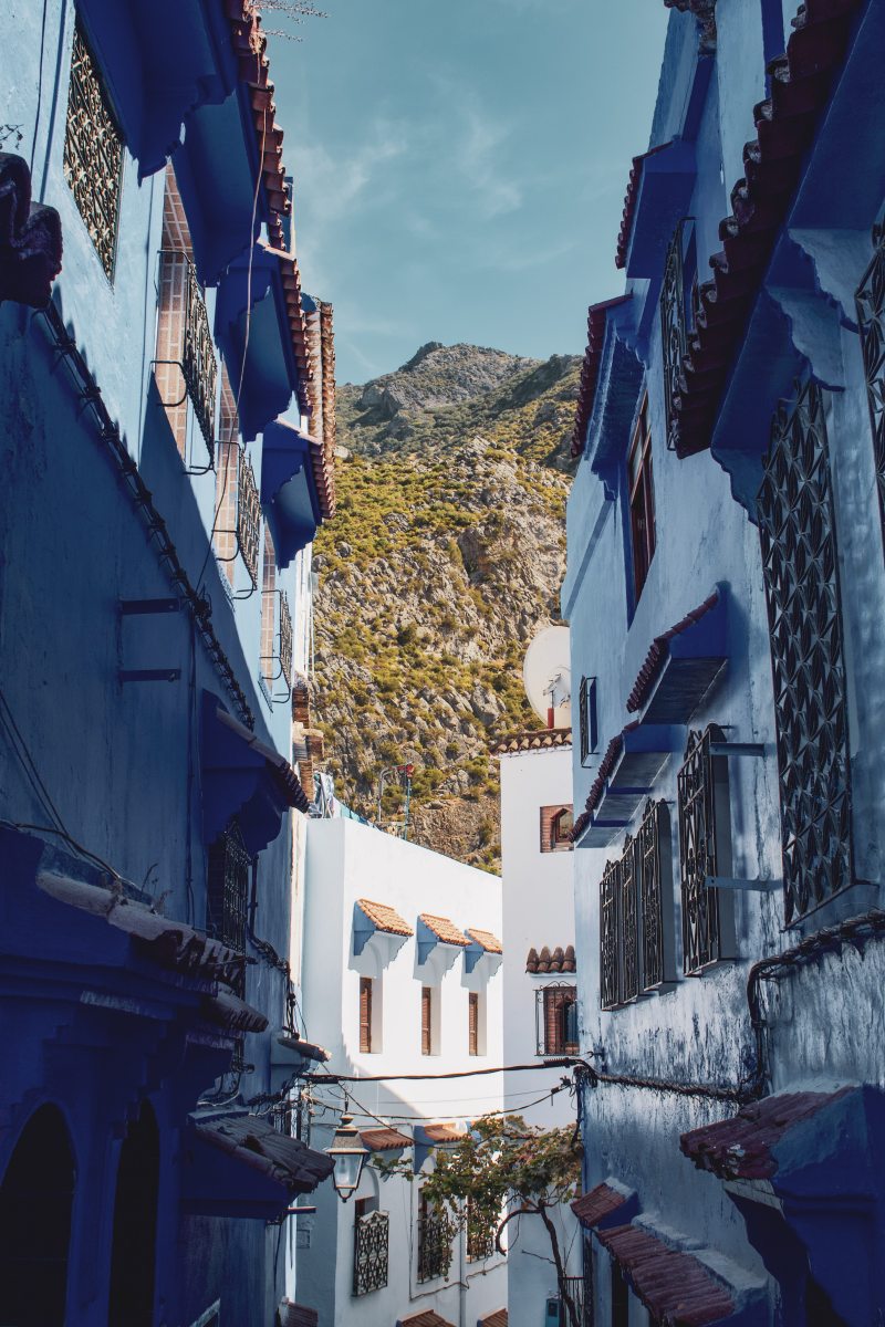 白色和黑色的混凝土房屋|体系结构,山,建筑物,户外,房屋,旅游,旅行,日光,景观,窄,窗口,胡同,蓝色,街,镇,风景,首页-海量高质量免版权图片素材-设计师素材-摄影图片-mitapix-美塔图像