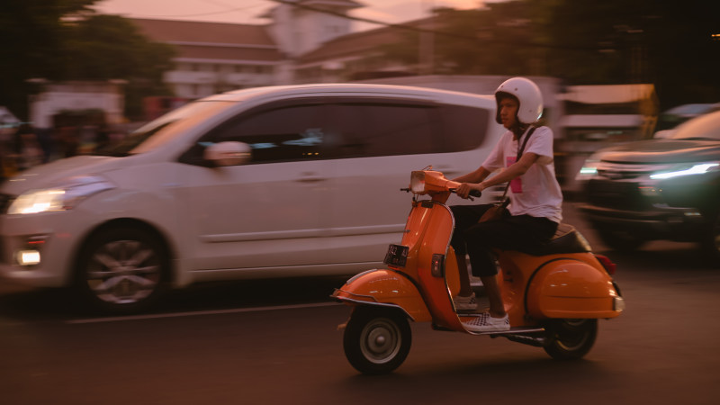 滑板车戴头盔的男人|Vespa,下午,之一,人,小型摩托车,年份,快速,成人,户外,摩托车,旅行,模糊,汽车,着急,经典,行动,街,议案,路,车辆,运动模糊,运输系统,选择性焦点,驱动器,驱动程序,驾驶,黄昏-海量高质量免版权图片素材-设计师素材-摄影图片-mitapix-美塔图像