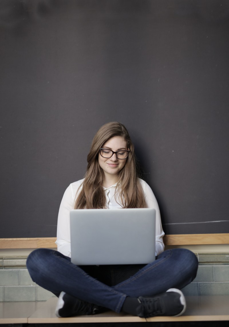 有关MacBook, 互联网, 咖啡色头发的女人|MacBook,互联网,咖啡色头发的女人,坐,女人,女性,微笑,数位游民,深褐色头发的白人女子,牛仔裤,白色长袖,眼镜,笔电,笔记本计算机,自由工作者,自由职业者,表情,计算机,远程工作,长袖衬衫,黑头发的妇女-海量高质量免版权图片素材-设计师素材-摄影图片-mitapix-美塔图像