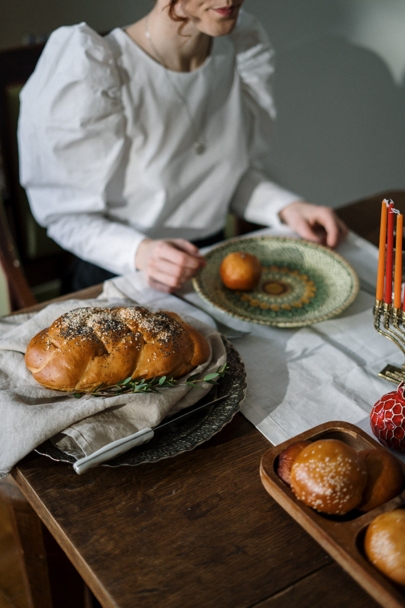 有关challah的, hanukkiah, 以色列早餐|challah的,hanukkiah,以色列早餐,以色列食品,传统,传统美食,传统食物,光明节,在桌子上,垂直,女人,女性,安息日,平凡的生活,日常,普通,正统,正统犹太人,犹,犹太,犹太价值观,犹太教,犹太食物,石榴石,表格,陶瓷,面包-海量高质量免版权图片素材-设计师素材-摄影图片-mitapix-美塔图像