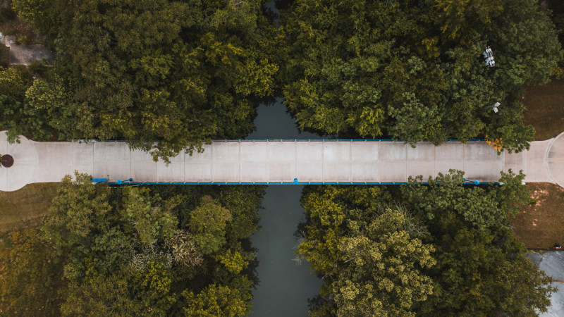 俯視圖, 公園, 冷靜|俯視圖,公園,冷靜,和平的,地平線,基礎設施,場景,夏天,夏季,天性,寧靜,寧靜的,小路,巷道,平靜的,建築,建設,性質,戶外,施工,旅行,森林,樹,橋,橫的,水,水平的,河,流,流動,灰色混凝土,無人機視圖,狹窄,現代,現代的,現場,環境,畫面,直行,空拍圖,空的,結構體,綠色,美景,自然,藍色,表面,走道,路,路線,車道,農村,通过,道路,遠程,風景,風景如畫,馬路,駕駛,高度,高速公路,鬱鬱蔥蔥-海量高质量免版权图片素材-设计师素材-摄影图片-mitapix-美塔图像