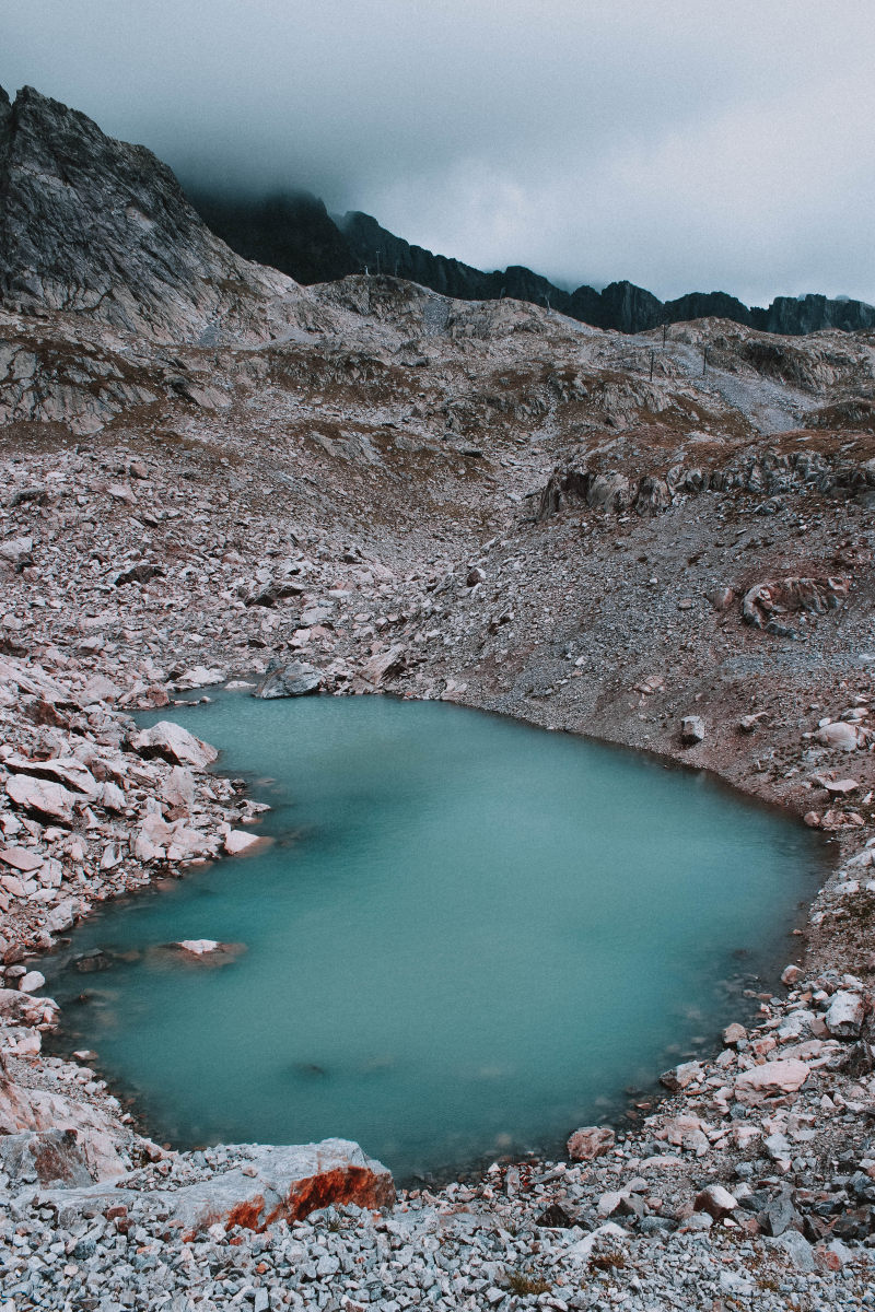 冷靜, 和平的, 地形|冷靜,和平的,地形,地點,垂直,場景,壞心情,多雲的,天性,天氣,安靜,寧靜,寧靜的,山,山坡,岩石,岩石的,平靜的,形狀,心情低落,性質,戶外,摇滚,新鮮,无声,晕眩,有岩石的,模糊,氣候,水,湖,灰色的天空,現場,環境,田園,畫面,石,石頭的,粗糙,結構,編隊,美景,自然,距離,遠程,野生,陰沉,風景,風景如畫,驚人,高度-海量高质量免版权图片素材-设计师素材-摄影图片-mitapix-美塔图像