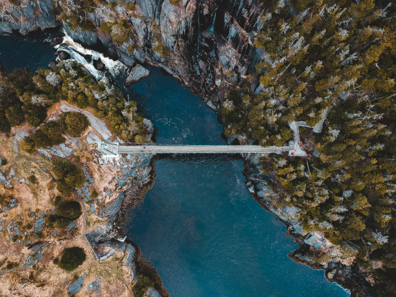 土地, 地點, 垂直|土地,地點,垂直,場景,增長,天性,寧靜,岩石的,工厂,廠,從上面,性質,成長,戶外,新鮮,有岩石的,森林,植物,植物學,植物群,模糊,樹,樹林,橋,水,水藍色,河,流動,液體,無人機視圖,現場,環境,生長,田園,畫面,石頭的,空拍圖,粗糙,綠化,綠色,美景,自然,花的,距離,遠程,野生,陸地,風景,風景如畫,驚人,高,高度-海量高质量免版权图片素材-设计师素材-摄影图片-mitapix-美塔图像