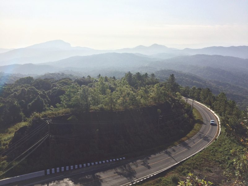 弯曲的混凝土路空中摄影在绿色树旁边的|公路,夏时制,山,性质,景区,景观,曲线,有雾,树木,树林,森林,水,汽车,环境,空中,谷,路,车辆,运输系统,集会,雾,顶视图-海量高质量免版权图片素材-设计师素材-摄影图片-mitapix-美塔图像