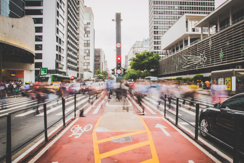 avenida paulista、 交通、 交通系统、运输系统|avenida,paulista,交通,交通系统,人,人行道,公交车,城市,市中心,建筑,户外,旅游,旅行,日光,模糊,汽车,街,街道,路,车子,车辆,运输系统,道路,长时间曝光,阳光,马路-海量高质量免版权图片素材-设计师素材-摄影图片-mitapix-美塔图像