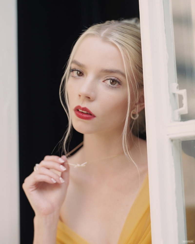 Anya Taylor-Joy,女士,女演员,口红,金发女郎,长发,看着观众,黄色连衣裙,壁纸/手机壁纸|Anya Taylor-Joy,口红,女士,女演员,看着观众,金发女郎,长发,黄色连衣裙-海量免费高质量壁纸|墙纸|手机壁纸|电脑壁纸|wallpaper|动漫|卡通|二次元|真人|风景壁纸库-美塔壁纸