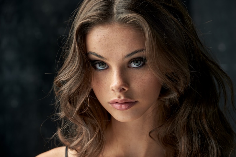 Meika Woollard,模型,妇女,脸,雀斑,化妆,肖像,黑暗的背景,壁纸/手机壁纸|Meika Woollard,化妆,妇女,模型,肖像,脸,雀斑,黑暗的背景-海量免费高质量壁纸|墙纸|手机壁纸|电脑壁纸|wallpaper|动漫|卡通|二次元|真人|风景壁纸库-美塔壁纸