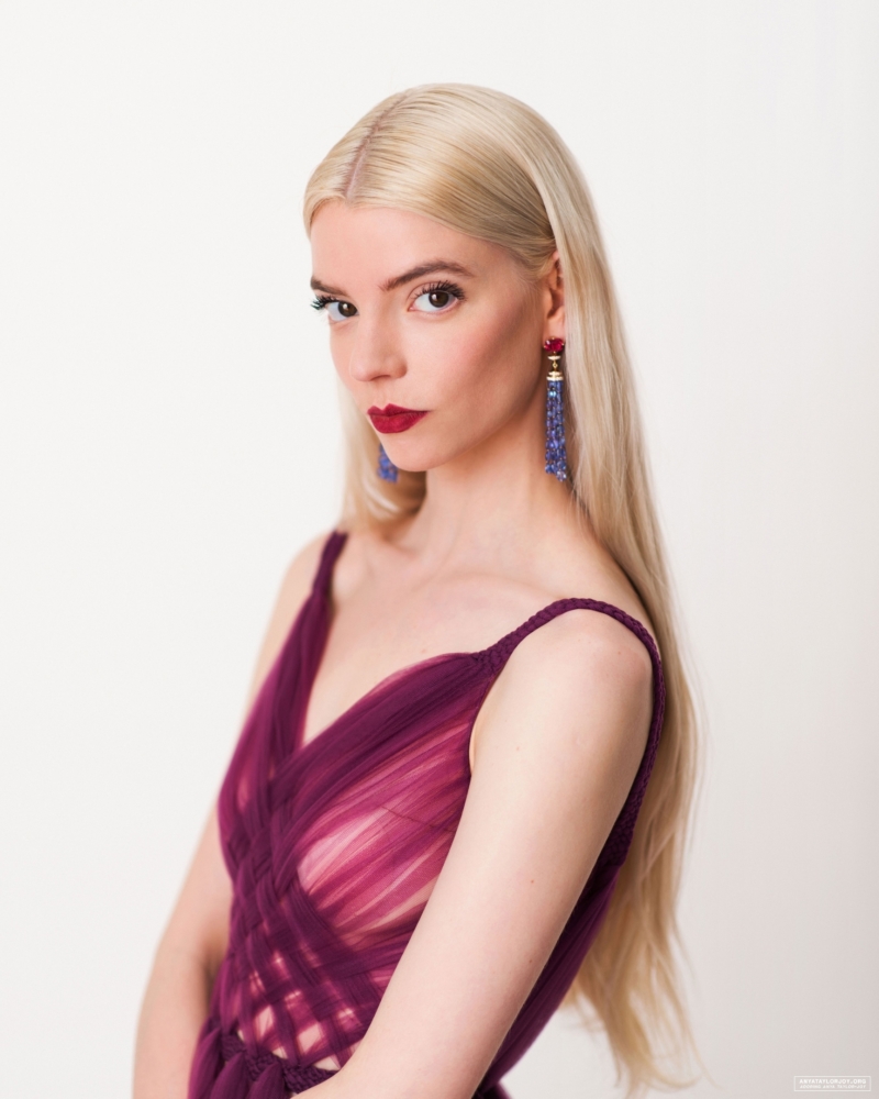 Anya Taylor-Joy,女士,女演员,金发女郎,长发,口红,直发,耳环,紫色连衣裙,化妆,透明衣服,壁纸/手机壁纸|Anya Taylor-Joy,化妆,口红,女士,女演员,直发,紫色连衣裙,耳环,透明衣服,金发女郎,长发-海量免费高质量壁纸|墙纸|手机壁纸|电脑壁纸|wallpaper|动漫|卡通|二次元|真人|风景壁纸库-美塔壁纸