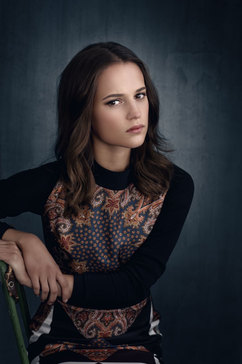 alicia vikander,妇女,女演员,浅黑肤色的男人,长发,坐,瑞典语,瑞典妇女,看着观众,妇女在室内,室内,工作室,简单的背景,壁纸/手机壁纸|alicia vikander,坐,女演员,妇女,妇女在室内,室内,工作室,浅黑肤色的男人,瑞典妇女,瑞典语,看着观众,简单的背景,长发-海量免费高质量壁纸|墙纸|手机壁纸|电脑壁纸|wallpaper|动漫|卡通|二次元|真人|风景壁纸库-美塔壁纸