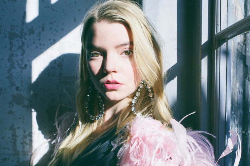 Anya Taylor-Joy,女士,女演员,金发女郎,长发,妇女在室内,窗框,阳光,壁纸/手机壁纸|Anya Taylor-Joy,女士,女演员,妇女在室内,窗框,金发女郎,长发,阳光-海量免费高质量壁纸|墙纸|手机壁纸|电脑壁纸|wallpaper|动漫|卡通|二次元|真人|风景壁纸库-美塔壁纸