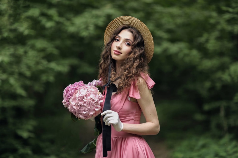 妇女,户外,妇女,模型,帽子,戴着帽子,浅黑肤色的男人,站立,看着观众,帽子,草帽,鲜花,植物,化妆,礼服,粉红色的裙子,手套,壁纸/手机壁纸|化妆,妇女,帽子,戴着帽子,户外,手套,植物,模型,浅黑肤色的男人,看着观众,礼服,站立,粉红色的裙子,草帽,鲜花-海量免费高质量壁纸|墙纸|手机壁纸|电脑壁纸|wallpaper|动漫|卡通|二次元|真人|风景壁纸库-美塔壁纸