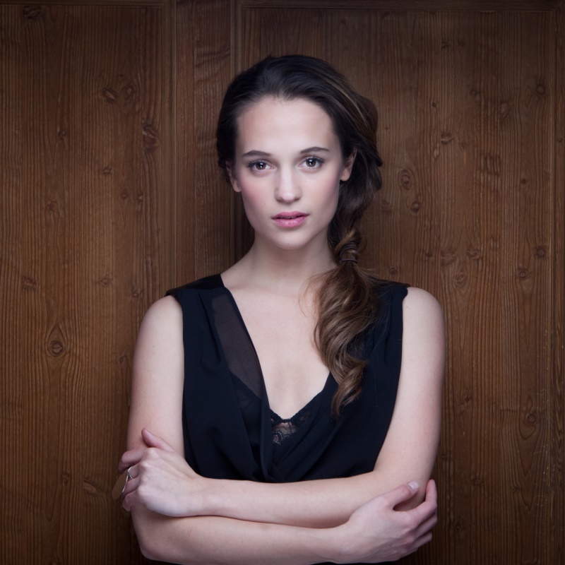 alicia Vikander,妇女,女演员,浅黑肤色的男人,长发,瑞典妇女,武器横渡,脸,看着观众,户内,苍白,肖像,粉红色的唇膏,在室内,壁纸/手机壁纸|alicia vikander,在室内,女演员,妇女,户内,武器横渡,浅黑肤色的男人,瑞典妇女,看着观众,粉红色的唇膏,肖像,脸,苍白,长发-海量免费高质量壁纸|墙纸|手机壁纸|电脑壁纸|wallpaper|动漫|卡通|二次元|真人|风景壁纸库-美塔壁纸